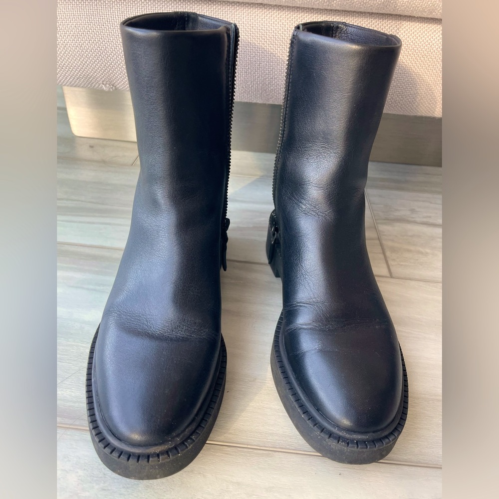 Almost perfect condition- Vince ankle boots in black. Water resistant
